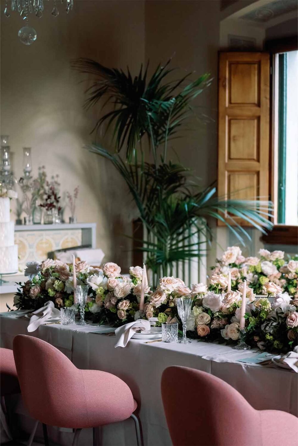 Table with floral decorations in one of the rooms